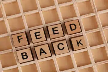 feedback escrito em blocos de madeira