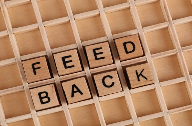 feedback escrito em blocos de madeira